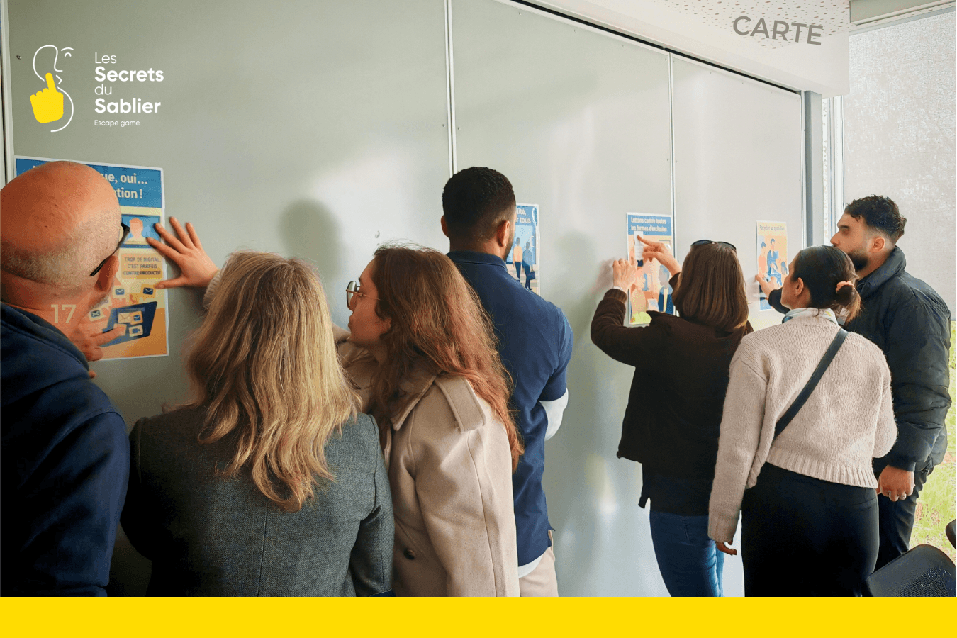Collaborateurs d’une entreprise participant à un jeu immersif autour des enjeux RSE, en train de résoudre une énigme sur un mur d’affiches.