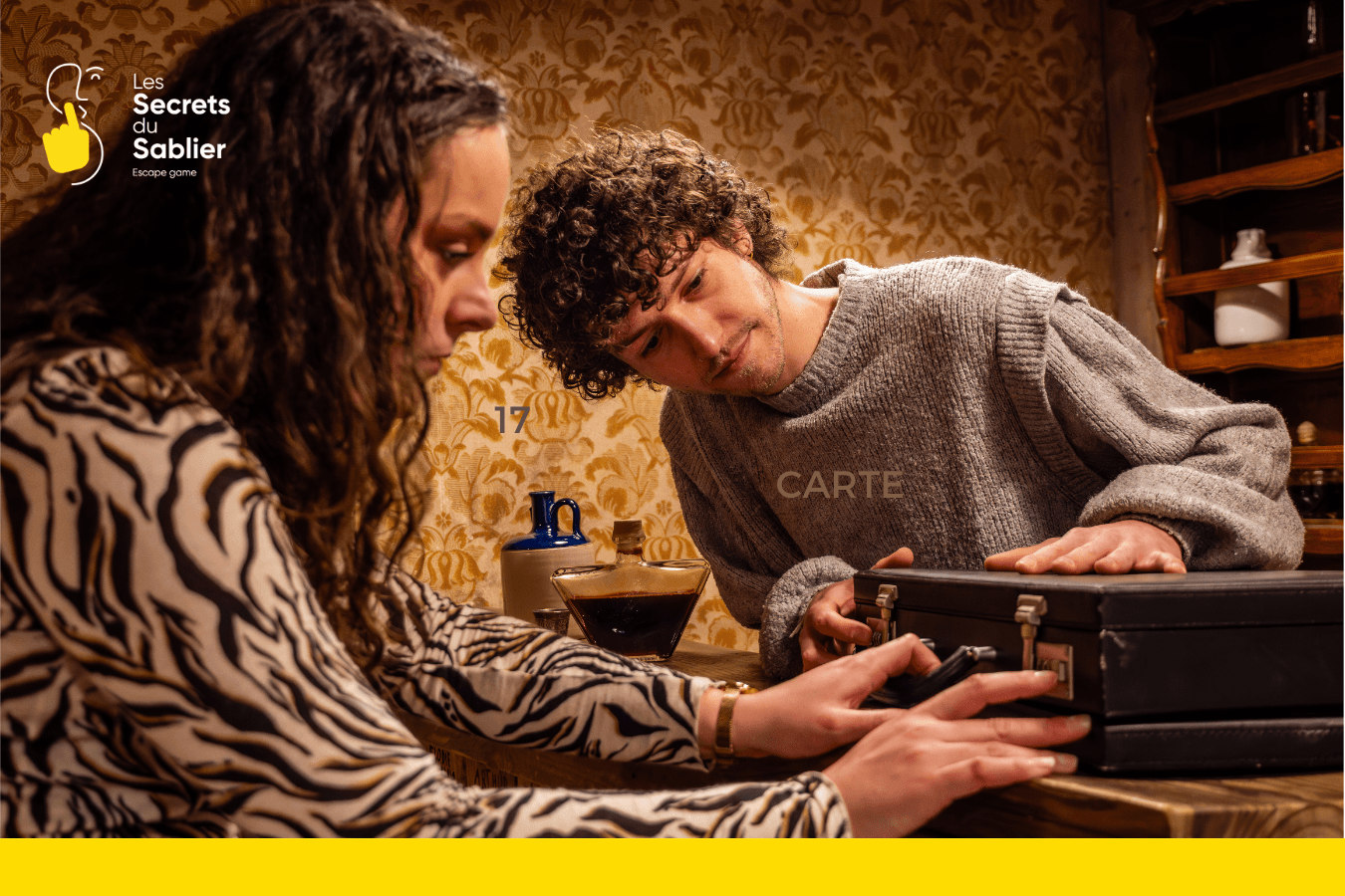 Escape game strasbourg: Deux joueurs en pleine résolution d’énigme dans la salle d’escape game Le Bar Clandestin à Strasbourg