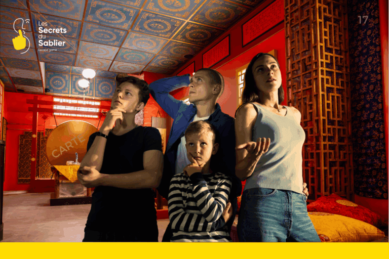 Escape game avec enfant à Strasbourg – Une famille réfléchit ensemble dans une salle immersive des Secrets du Sablier, décor asiatique, accessible dès 8 ans en mode adapté.