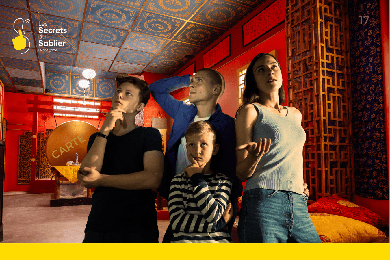 Escape game avec enfant à Strasbourg – Une famille réfléchit ensemble dans une salle immersive des Secrets du Sablier, décor asiatique, accessible dès 8 ans en mode adapté.