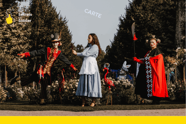 Alice au Pays des Merveilles Strasbourg – personnages en costume : Alice, le Chapelier Fou, la Reine de Cœur et le Lapin Blanc lors d’un jeu immersif.