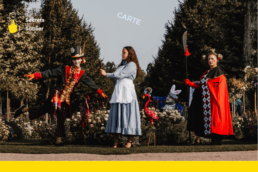 Alice au Pays des Merveilles Strasbourg – personnages en costume : Alice, le Chapelier Fou, la Reine de Cœur et le Lapin Blanc lors d’un jeu immersif.
