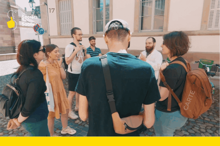 Des étudiants participent à un escape game étudiant à Strasbourg avec Les Secrets du Sablier, une activité ludique et immersive en extérieur.