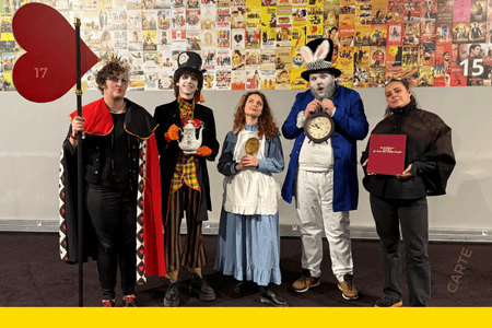 L’équipe des Secrets du Sablier costumée en personnages d’Alice au Pays des Merveilles pendant le jeu immersif à Strasbourg : Reine de Cœur, Chapelier Fou, Alice, Lapin Blanc et Reine.